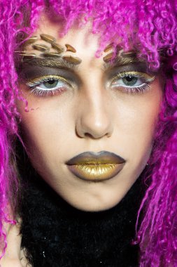 Menekşe peruk kadında