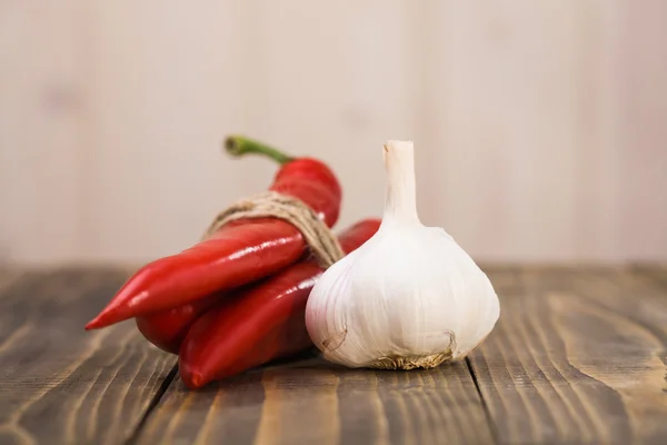 Garlic and bunch of chili peppers — Stockfoto