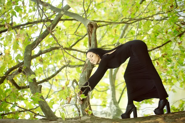 Vrouw buiten in de herfst — Stockfoto