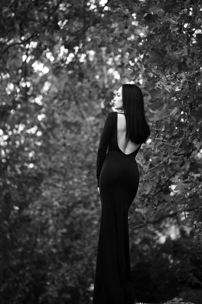 Femme en robe longue — Photo