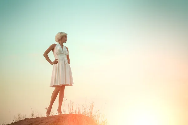 Mulher de vestido branco ao ar livre — Fotografia de Stock