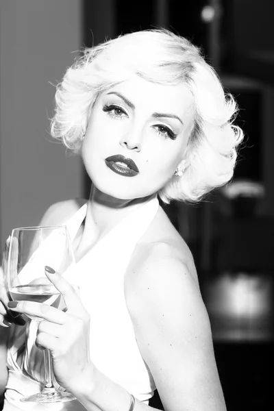 Seksualne blondynka z wina — Zdjęcie stockowe