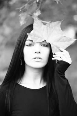 akçaağaç yaprağı ile kadın