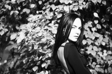 Ormandaki genç kadın