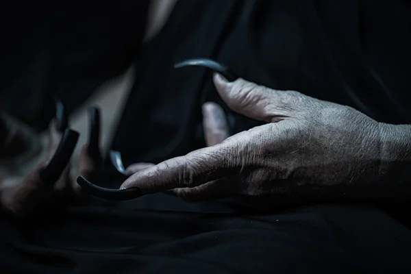 Wrinkled hands with long fingernails — 스톡 사진