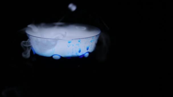 Fumée liquide dans un bol sur fond noir — Video