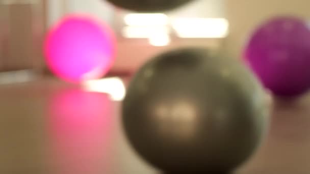 Много мячей для фитнеса играют в тренажерном зале — стоковое видео