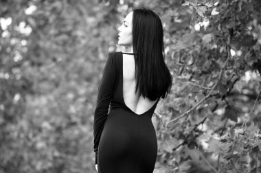 uzun elbiseli kadın