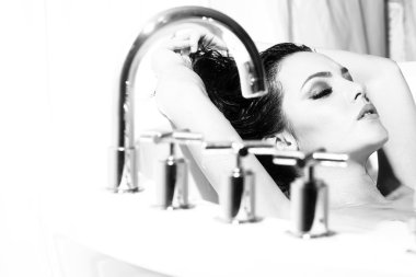 Kız banyo sekmesinde