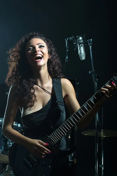 Mujer tocando guitarra — Foto de Stock