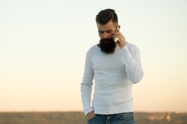 Cep telefonu olan adam.