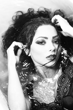 Kadın portre banyo sekmesinde