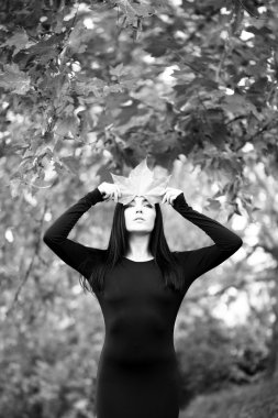 akçaağaç yaprağı ile kadın