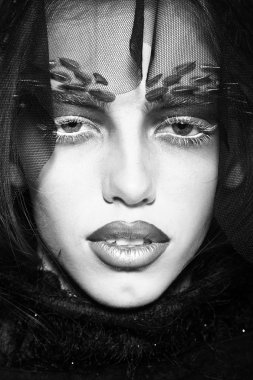 Kadın siyah dantel örtü