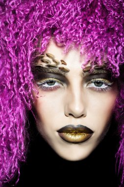 Menekşe peruk kadında