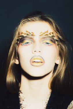 Dikenler yüz ile cinsel kız