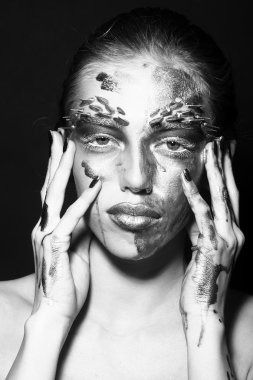 Genç kadın boyalı