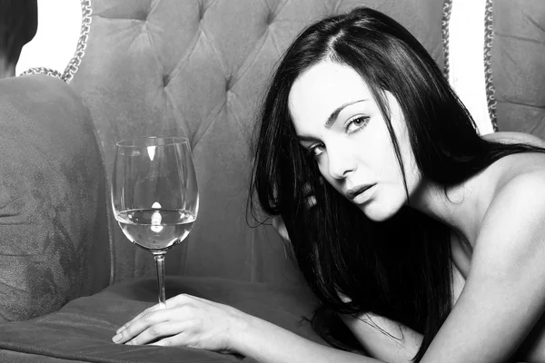 Glamour-Frau mit Wein — Stockfoto