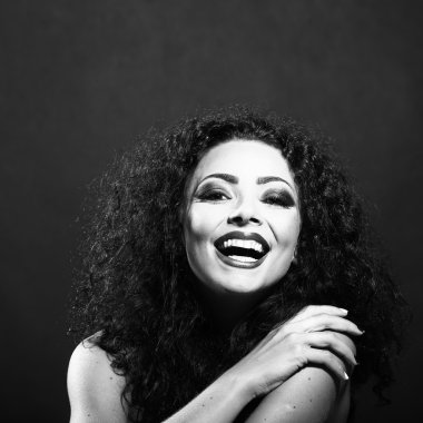 Mutlu gülümseyen kadın