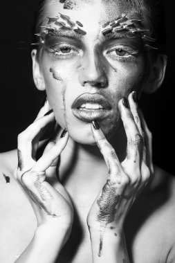 Genç kadın boyalı