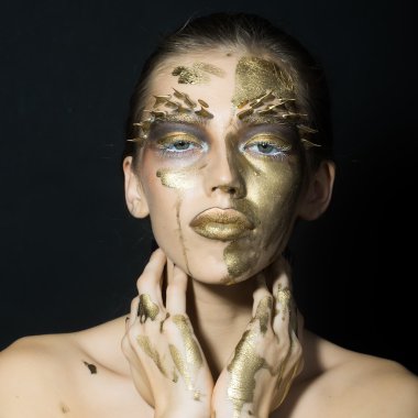 Altın çekici kadın