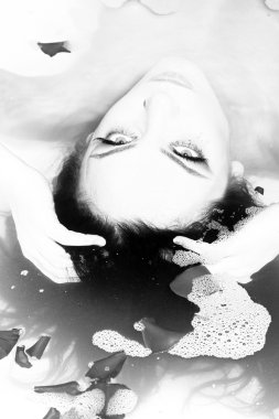 Yaprakları closeup kadında