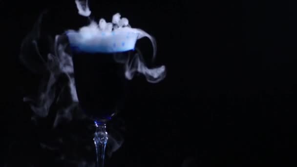 La fumée entre dans le verre avec un cocktail bleu — Video