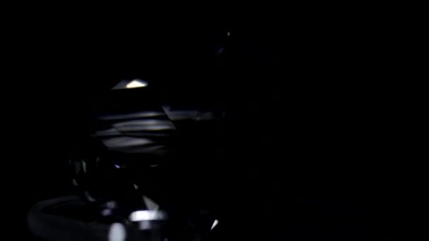 En enda perfekt diamant på ett stöd på en svart bakgrund med gnistrande höjdpunkter och kort skärpedjup — Stockvideo