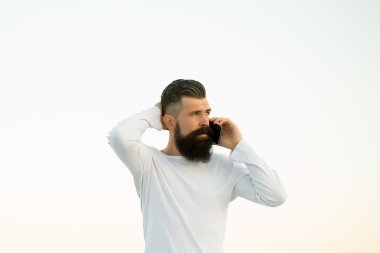 Cep telefonu olan adam.