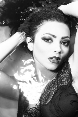 Kadın portre banyo sekmesinde