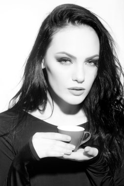 Bir fincan kahveli kadın.