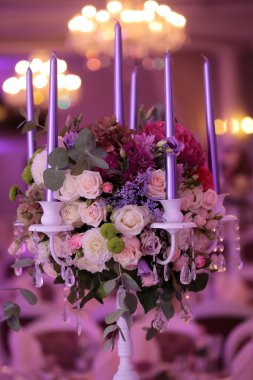 Bir şekilde dekore edilmiş şamdan kapalı