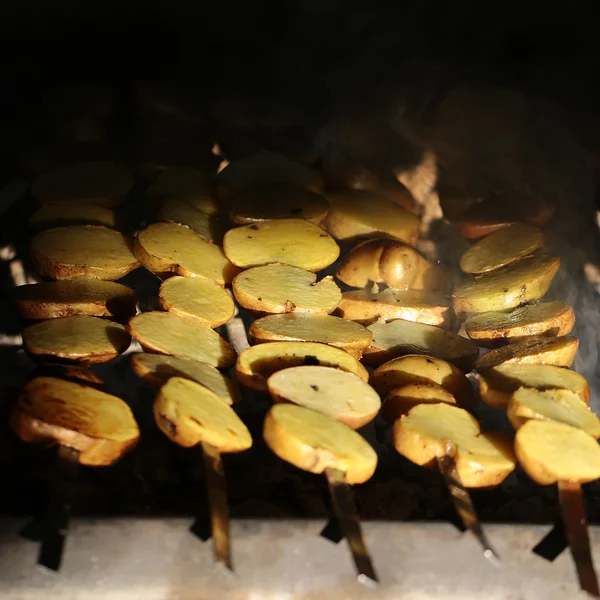 Smoky potatoes skewers — Stock Photo, Image