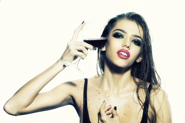 Γυναίκα ρίχνει κόκκινο κρασί — Φωτογραφία Αρχείου