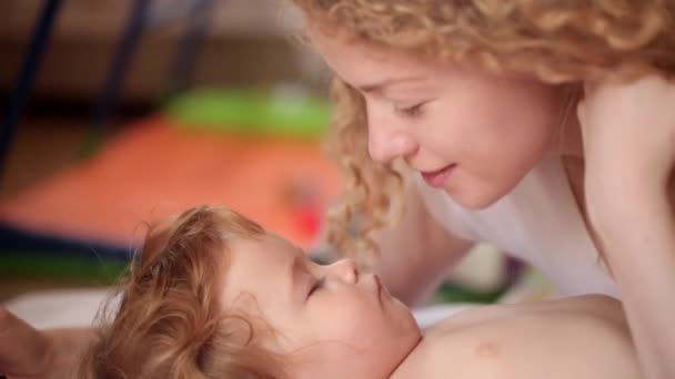 Familia feliz, un suave beso de su madre para el niño que duerme durante el día — Vídeos de Stock