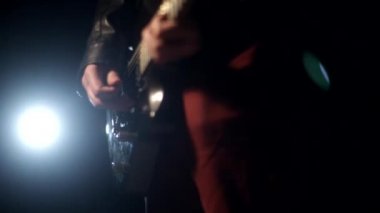rock konseri, adam siyah arka plan üzerine gitar çalmak