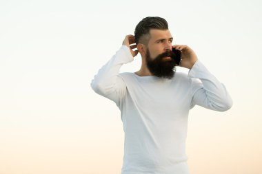 Cep telefonu olan adam.