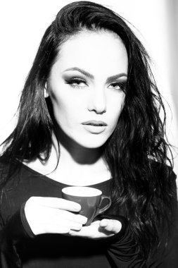 Bir fincan kahveli kadın.
