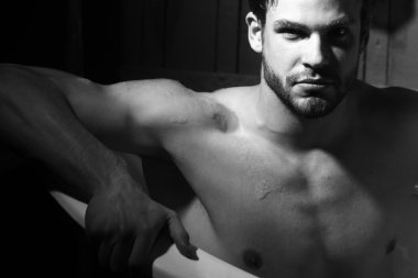 Yakışıklı adam, banyo