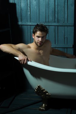 Yakışıklı adam, banyo