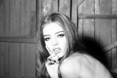 Değerli mücevher ile güzel kadın