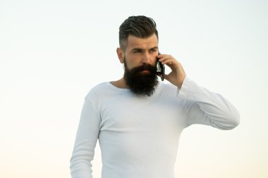 Cep telefonu olan adam.