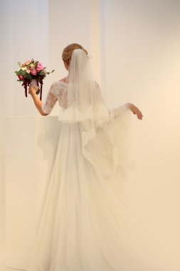 Gelin buketi ile poz veriyor