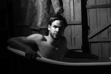 Yakışıklı adam, banyo