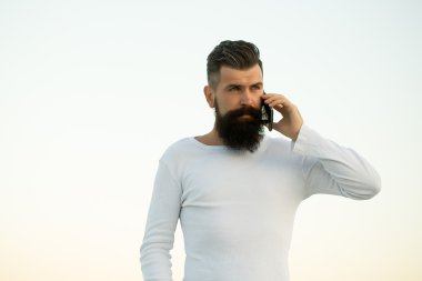 Cep telefonu olan adam.