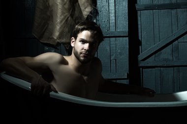 Yakışıklı adam, banyo