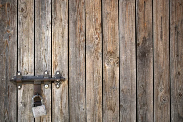 Stare drewniane bramy z kłódką — Zdjęcie stockowe