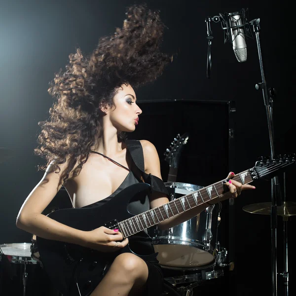 Femme jouer de la guitare — Photo