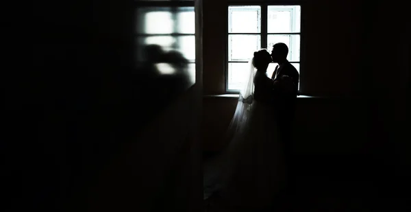 Casal de noivas na abertura da janela — Fotografia de Stock