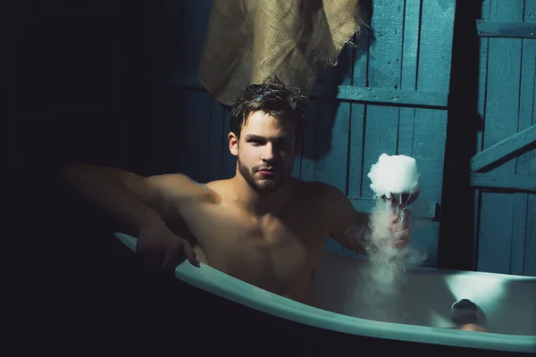 Homme avec verre dans le bain — Photo